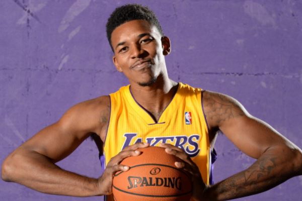 成菱形中场 成菱形中场