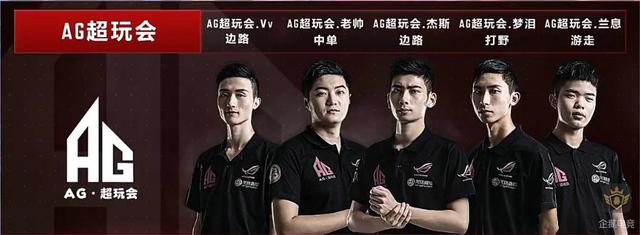 眼角微收紧